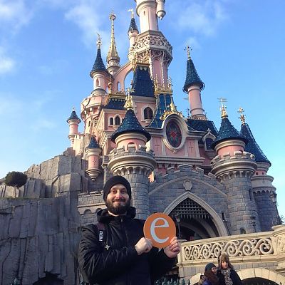 Februar 2016, Paris:   Unser "e" setzt seine Reise fort und macht mit Andi Station vor dem "Sleeping Beauty Castle" im Disneyland Paris - ein echtes Highlight, auch für unser weit herumgekommenes "e" ;-)﻿
