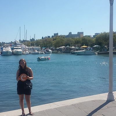 September 2015, Rhodos: Unsere Werkstudentin Julia auf der griechischen Insel.