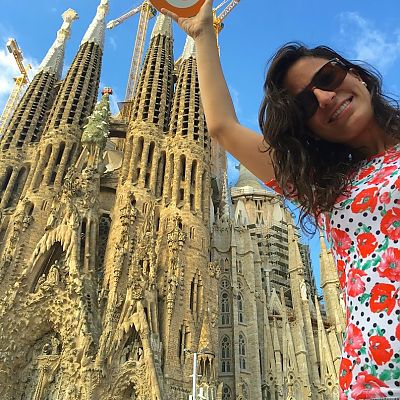 Juli 2015, Barcelona: Unser neues Team-Mitglied Lucía verkündet ihre Zusage per "e"-Schnappschuss vor der "Sagrada Família", dem Wahrzeichen von Barcelona ;-)