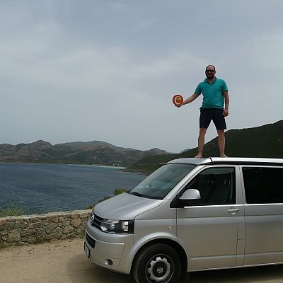 Mai 2015, Korsika: Mit unserem Michael im VW-Bus auf Korsika unterwegs. An der felsigen Westküste der Mittelmeerinsel, wo die Berge bis ans Meer heranreichen, sind tolle Schnappschüsse entstanden ...﻿