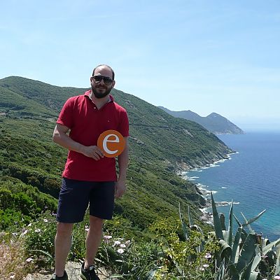 Mai 2015, Korsika: Mit unserem Michael im VW-Bus auf Korsika unterwegs. An der felsigen Westküste der Mittelmeerinsel, wo die Berge bis ans Meer heranreichen, sind tolle Schnappschüsse entstanden ...﻿