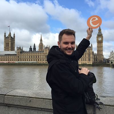 April 2015, London: Unser "e" posiert mit Lukas während eines Wochenend-Städtetrips in London vor dem Palace of Westminster und wird vom Big Ben aufgespießt ;-)