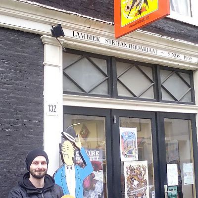 Februar 2015, Amsterdam: Unseren Andi ziehen Comic-Läden magisch an! Während seines Amsterdam-Urlaubs hat er heute, mit dem "e" im Gepäck, DEN Comic-Laden überhaupt besucht. #Lambiek wurde 1968 eröffnet - er gilt damit als "erster Comic-Laden Europas" und ist vermutlich einer der ältesten der Welt.