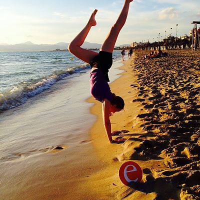 September 2014, Mallorca: Jetzt wird es sportlich! Kerstin und unser "e" auf Akrobatik-Trip beim Handstand am Ballermann ;-)﻿