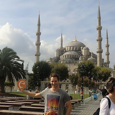 September 2014, Türkei: Unser "e" mag es auch orientalisch. Bart war die letzten zwei Wochen auf Entdeckungsreise in der Stadt auf zwei Kontinenten und hat unter anderem die als "Blaue Moschee" bekannte Sultan-Ahmed-Moschee besucht.﻿