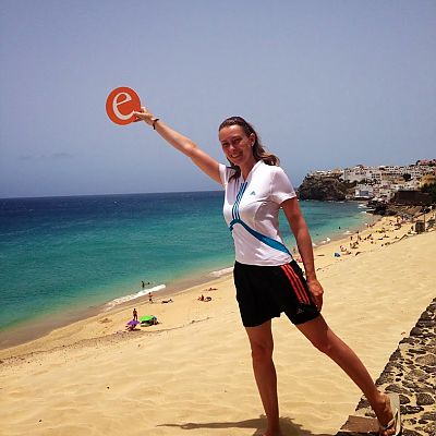 Juni 2014, Fuerteventura: nsere Kerstin hat am Playa de Esquinzo im Süden von Fuerteventura Kraft getankt - natürlich immer begleitet von unserem „e“.