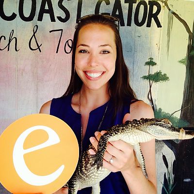 Mai 2014, USA: In der "Gulf Coast Gator Ranch" in Moss Point (Mississippi) gehen Amanda und das "e" auf Tuchfühlung mit der 2-jährigen Alligator-Dame "Chugger". 