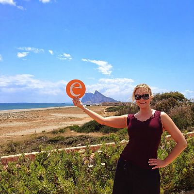 Mai 2015, Spanien: Mit Katrin an der Costa del Sol am Mittelmeer. Im Hintergrund der Felsen von Gibraltar an der Südspitze der iberischen Halbinsel. 