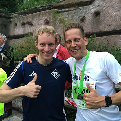2016: Austausch unter Läufern nach der Siegerehrung. Stefan mit dem Sieger Markus-Kristan Siegler.