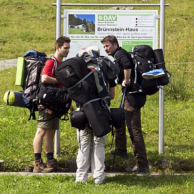 Bart, Peter und Jochen bei der Lagebesprechung. Kurz vor dem Aufstieg vom Berggasthof Rosengasse zur BaumoosAlm​.