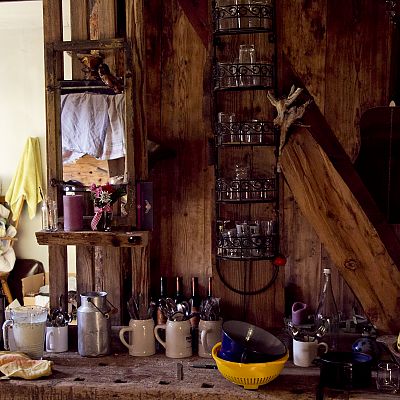 Die rustikale und liebevoll dekorierte Küche in der BaumoosAlm​.