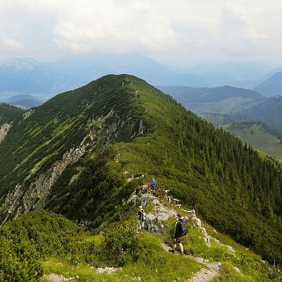 Die "Gipfelstürmer" Jenni, Lukas, Peter, Bart, Stefan und Jochen auf dem Weg vom Großen Traithen (1.852 m) zum Steilner Joch (1.747 m).