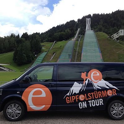 Der exito Action Van vor der großen Olympiaschanze in Garmisch-Partenkirchen am Gudiberg.