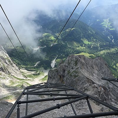 Mit der Dachstein-Südwandbahn​ geht es hinauf auf ca. 2.700 m.