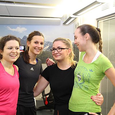 Tag 6 der "bellicon Fit in 50 Days Challenge" unserer Amanda: Strahlende Gesichter nach dem Workout. Amanda, Katharina, Ana und Pia sind ein starkes Trampolin-Team!