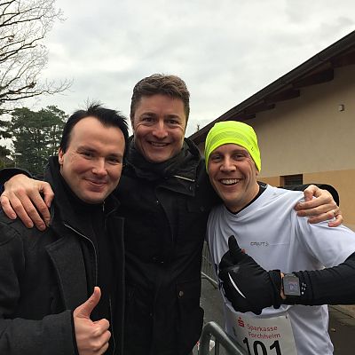 Januar 2016: Stefan bewältigt die 12 km Laufstrecke des Kersbacher Dreikönigslaufs in starken 46:15 min und landet damit auf Platz 16. Läufer und Supporters sind happy!