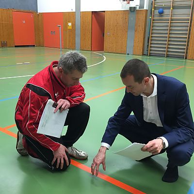 April 2016: Briefing und Regelkunde für unseren ehrenamtlichen Helfereinsatz beim Goalball Bundesliga-Spieltag in Nürnberg. Lutz möchte es ganz genau wissen ;-)