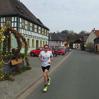 April 2016: Stefan läuft beim Obermain-Marathon zu Höchstform auf. Bei km 28 in Uetzing wirkt er immer noch frisch ;-)