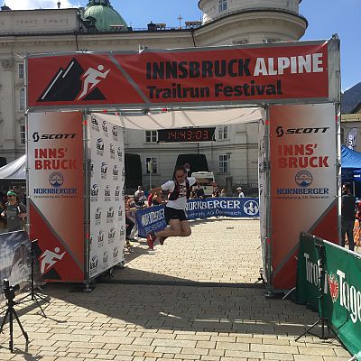 April 2016: Miyagi-Sprung beim Zieleinlauf des Innsbruck Alpine Trailrun Festivals. Er absolviert die 65 km und 2.100 Höhenmeter in sagenhaften 6:43 Stunden und überquert die Ziellinie unter 124 Läufern auf Platz 10.