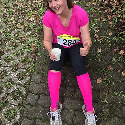 Juni 2016: Jenni beweist beim Frankenweg-Lauf Mut zu Farbe ;-)