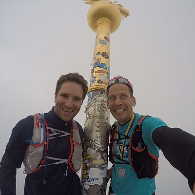 Juli 2016: Trotz Verkürzung des Rennens beim Zugspitz Berglauf erklimmern Stefan und Bart den Gipfel der Zugspitze.