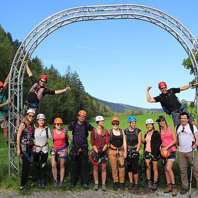 Juli 2016: Bereit für den Klettersteig. exito Gipfelstümer unterwegs mit dem Blue Tomato Team.