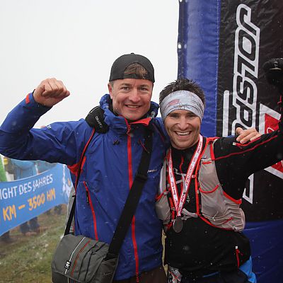 Oktober 2016: Trailrunner Bart und Supporter Jochen feiern den Zieleinlauf beim Kaisermarathon.