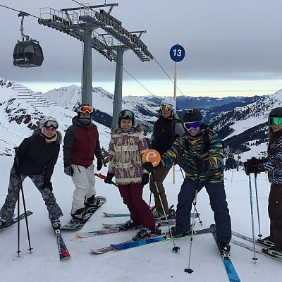 Februar 2017, Hochfügen: Unsere Gipfelstürmer Ana, Bianca, Lucía, Valentina, Bart und Tobi beim gemeinsamen Ski- und Snowboardtag in Hochfügen im Zillertal.