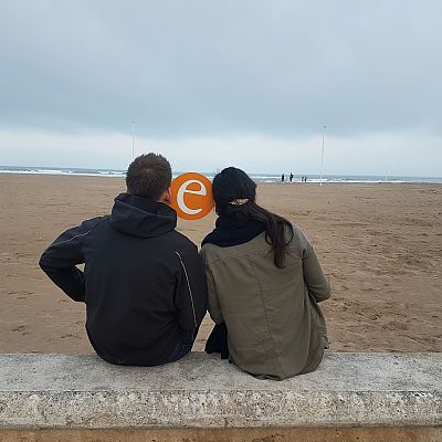 Februar 2017, Valencia: Jamon.de Spanien-Reise. Ein spannender Tag endet für Lucía und Stefan an der "Playa de la Patacona".