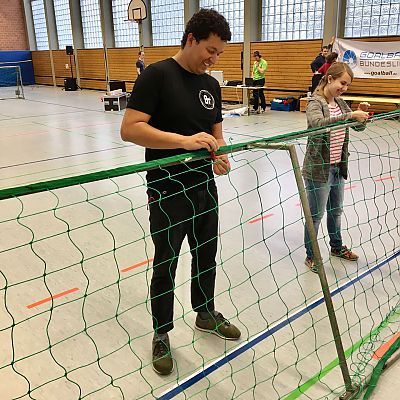 April 2017: Tanja und Joé befestigen das Netz. Ehrenamtlicher Einsatz beim 3. Goalball Bundesliga 2017 Spieltag.