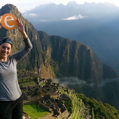 April 2017, Peru: Nicole grüßt aus der Inkastadt Machu Picchu in den Anden von Peru.
