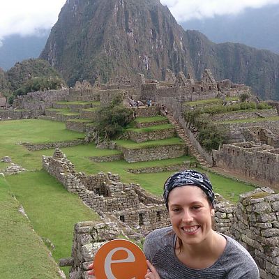 April 2017, Peru: Nicole grüßt aus der Inkastadt Machu Picchu in den Anden von Peru.