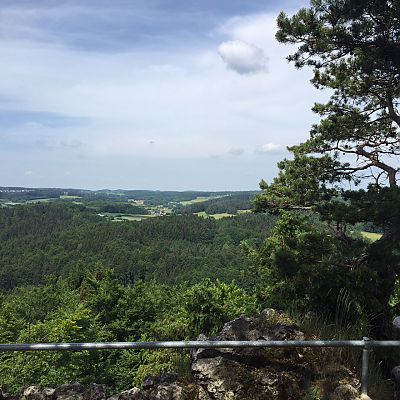 Frankenweg-Lauf: Traumhafter Ausblick vom Schloßberg bei Leienfels.