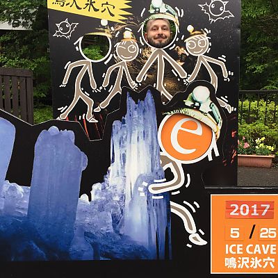 Mai 2017, Japan: Grandioses "e"-Foto an der Eishöhle im Aokigahara Wald.