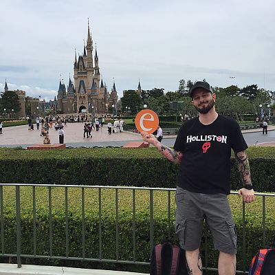 Mai 2017, Japan: Das "e" mit Andi im Tokyo Disneyland.