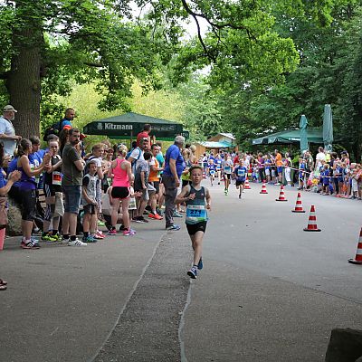 Florian dominiert den 2,2 km Kinderlauf.