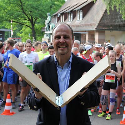 2017: Bürgermeister Christian Vogel übt das Startsignal mit der Klappe ...