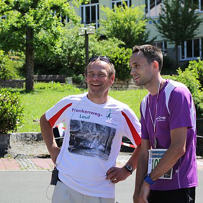 Frankenweg-Lauf 2017: Michael Cipura, Frankenweg-Lauf Veranstalter, mit Janek Binzen, der den Halbmarathon in 1:39:08 gewann.