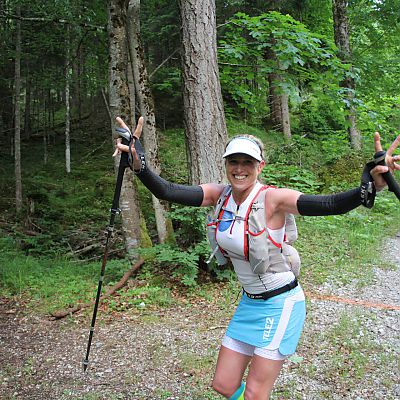 Plötzlich, viel früher als erwartet, taucht Trail-Freundin Verena auf. Seit dem Zugspitz Berglauf 2016 (Zugspitz Trailrun Challenge​) treffen wir die sympathische Lauftrainerin immer wieder.