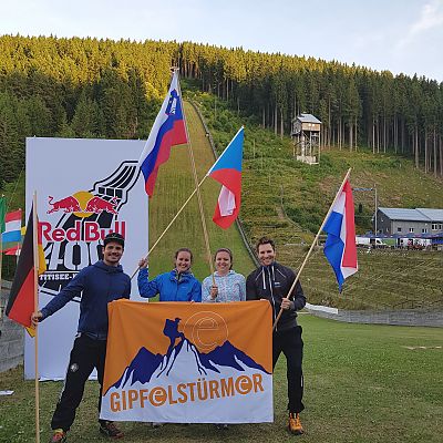 Internationale exito Crew! Unsere vier Red Bull​ 400 Athleten zeigen Flagge. 1x exito Gipfelstürmer sowie ihre Landesflaggen Niederlande, Slowenien, Tschechien und Deutschland.