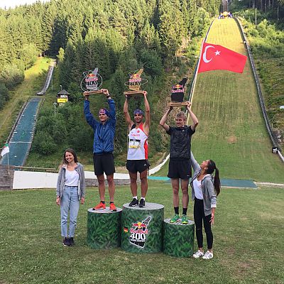 Siegerehrung der Herren. 1. Platz: Ahmet Arslan​ (TUR) – 3:31.1 | 2. Platz: Anton Palzer​ (GER) – 3:32.9 | 3. Platz: Jakob Mayer (AUT) – 3:35.4