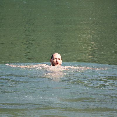 Michael geht schwimmen.