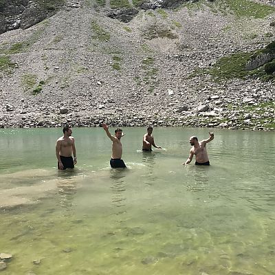 Die Jungs springen in jeden See. ABER, dieser See war richtig, richtig kalt. ZU kalt.