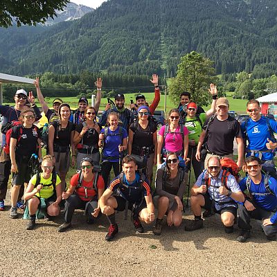 Juli 2017: 22 Gipfelstürmer wollen die Alpen überqueren und verbinden mit ihrer Wanderung einen guten Zweck.