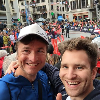 Der Start einer Supporter-Selfie-Serie: Bart und Jochen warten in der ersten Kurve auf die Läufer.