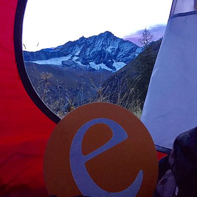 September 2017, Wallis: Pure Bergromantik - aus dem Zelt heraus genießt Bart den Blick hinaus aufs 4505 m Weisshorn.