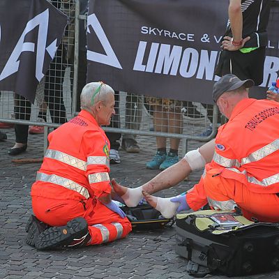 Das tut weh! Die Schwedin Tove Alexandersson​ siegt in 03:31:11. Sie brach nach Überquerung der Ziellinie erschöpft und verletzt zusammen und wurde gefühlt unendlich lange behandelt.