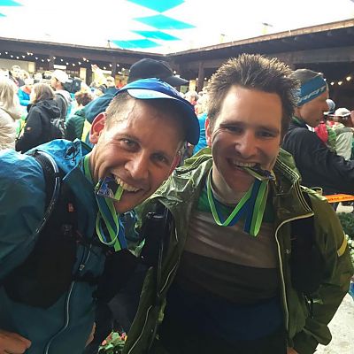 ZUT 2015: Die Finisher-Medaillen zwischen den Zähnen. Nach 8 Stunden können Bart und Stefan noch lachen.