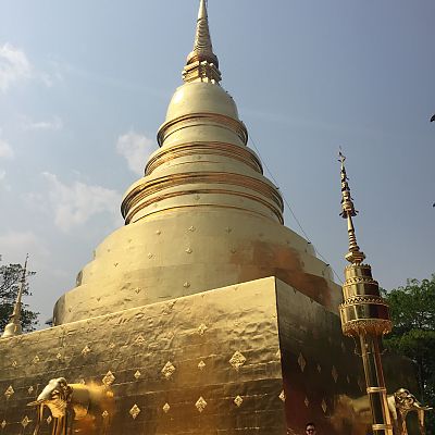 März 2018, Thailand: In Thailand umrundeten Bastian und das "e" drei mal den Wat Pra Singh Tempel in Chiangmai. Laut einem buddhistischen Mönch, mit dem Bastian die Statue besuchte, bringt das ein Leben lang Glück und Freude für Bastian UND das "e".