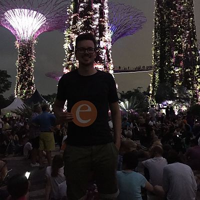 März 2018, Singapur: Das "e" mit Bastian an einer Light Show an der Marina Bay.